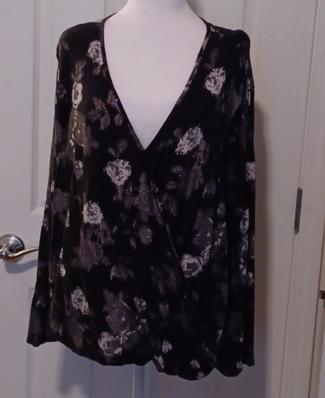 💙🌺Ellen Tracy Black and White Knit Top - Picture 10 of 11